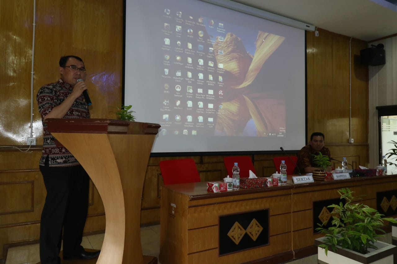 Pejabat Sekda Padang Panjang Martoni memberikan sambutan ketika pembahasan Renja perangkat daerah setempat Tahun 2020 do aula Bappeda, Kamis (21/3)